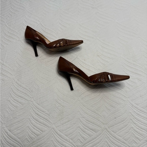 Tahari Women’s Brown Leather Pump Heels. Size 9 - Picture 4 of 10